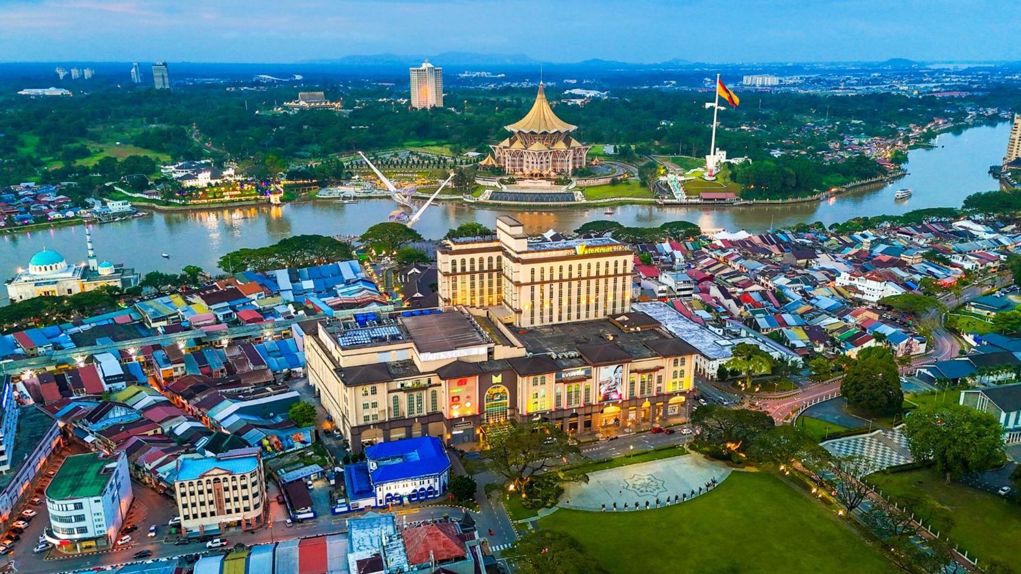 The Waterfront Hotel Kuching Eksteriør billede Aerial view of the city centre