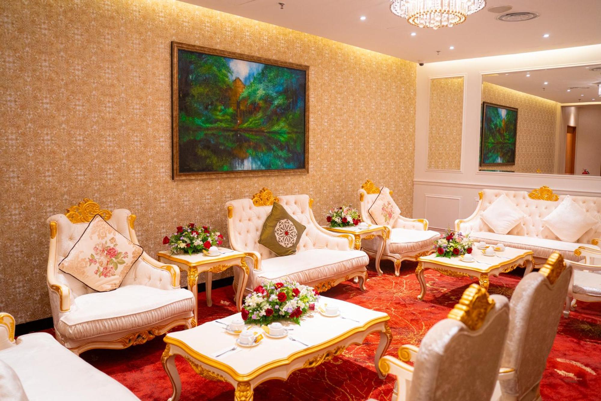 The Waterfront Hotel Kuching Eksteriør billede The lobby of the hotel