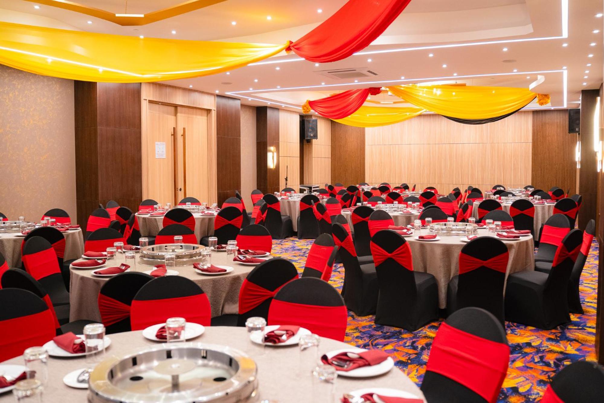 The Waterfront Hotel Kuching Eksteriør billede A banquet hall