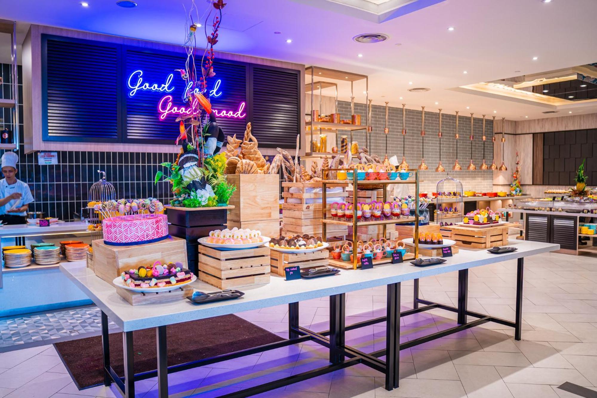 The Waterfront Hotel Kuching Eksteriør billede The dessert counter at the buffet