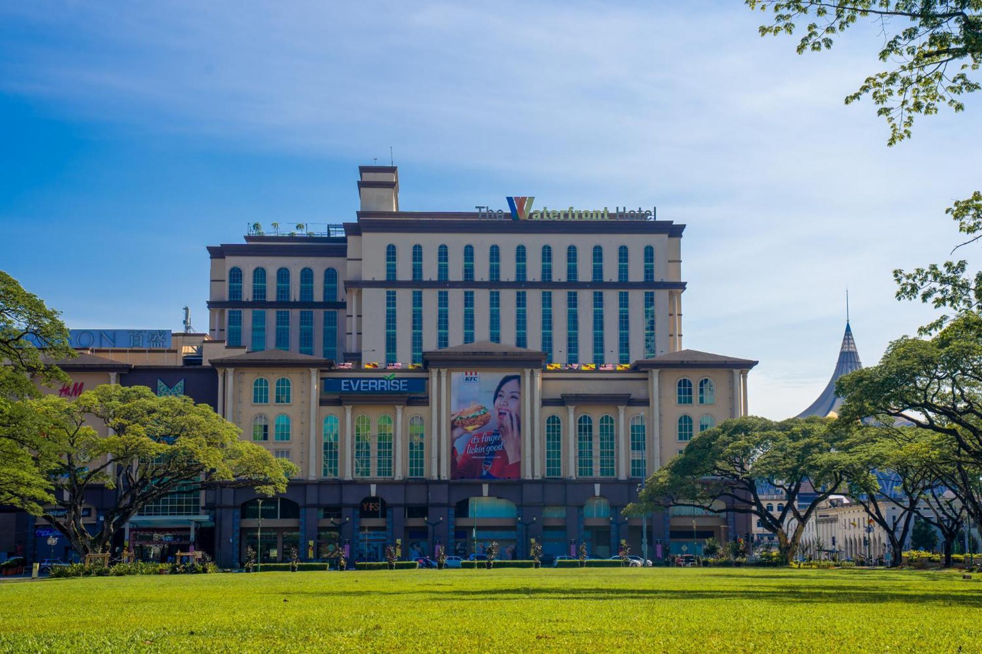The Waterfront Hotel Kuching Eksteriør billede The hotel in 2019