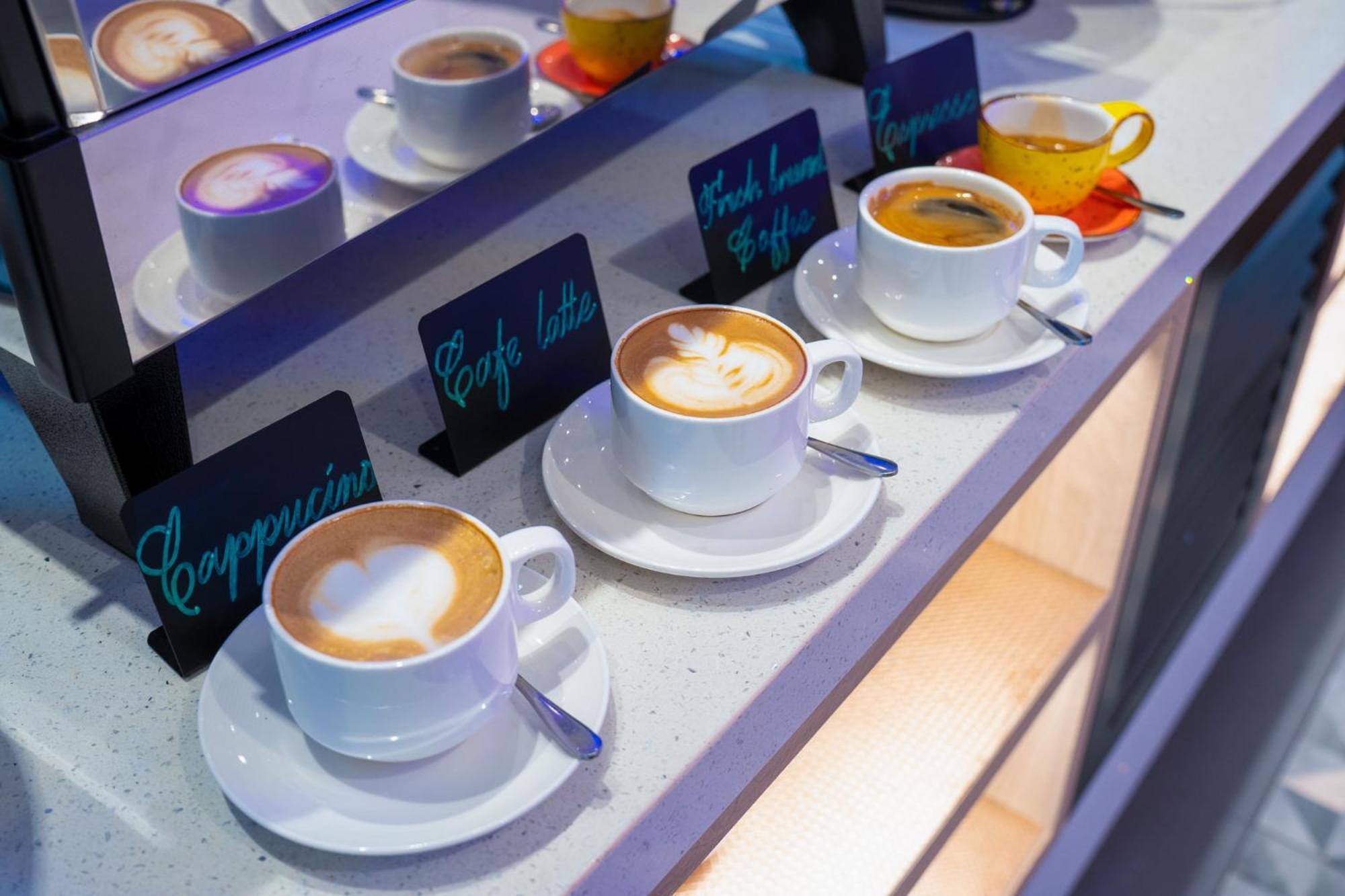 The Waterfront Hotel Kuching Eksteriør billede Coffee at the airport