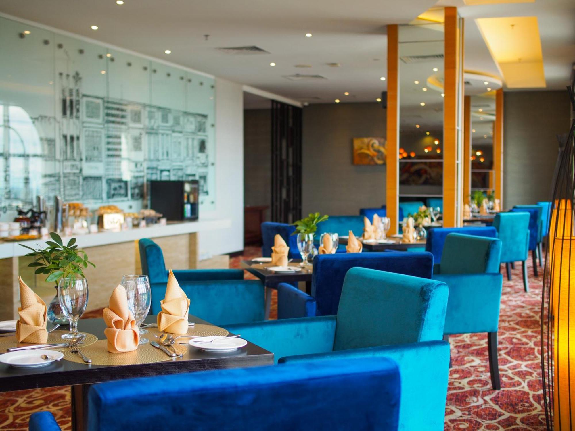 The Waterfront Hotel Kuching Eksteriør billede The lounge at the airport