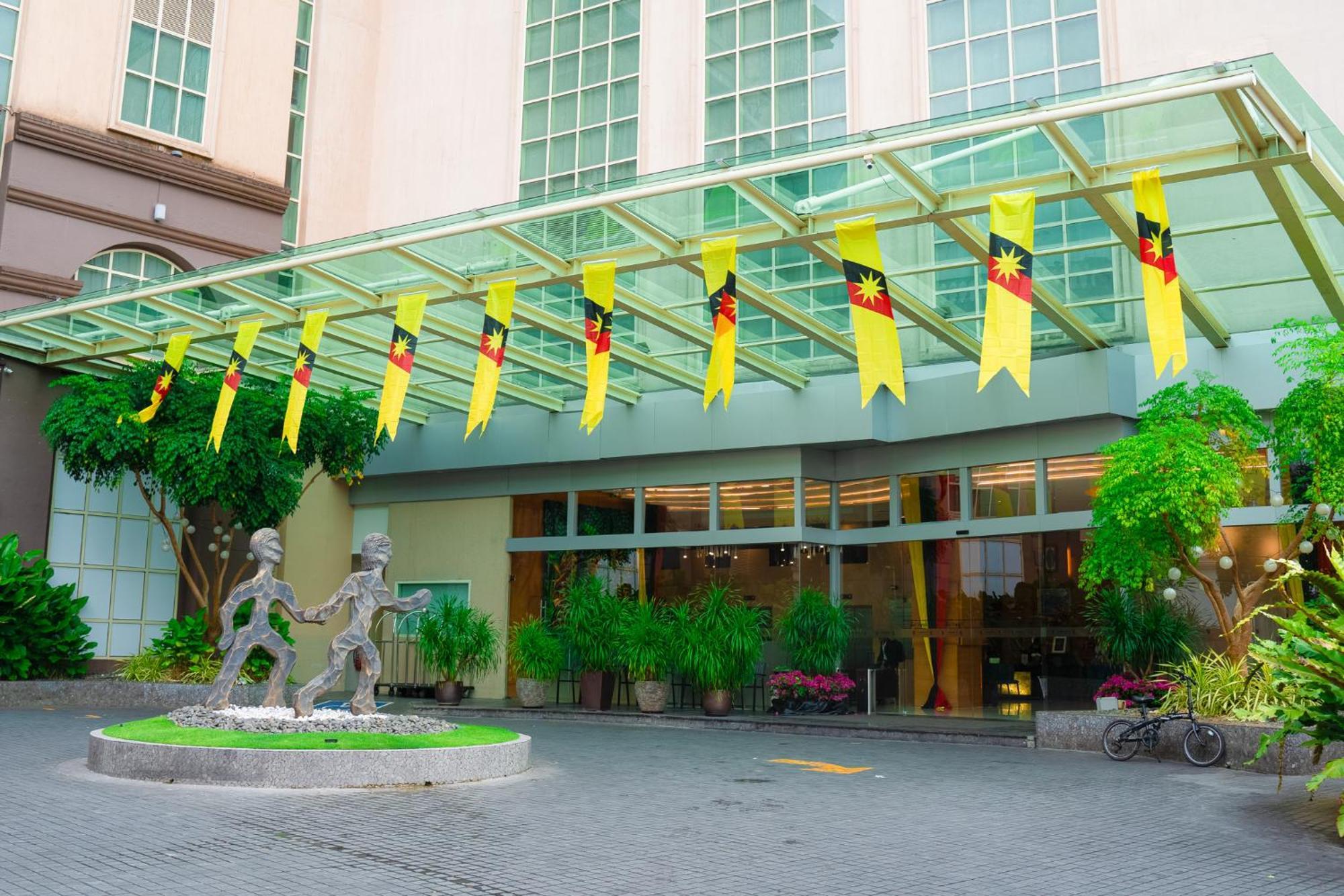 The Waterfront Hotel Kuching Eksteriør billede The main entrance of the hotel