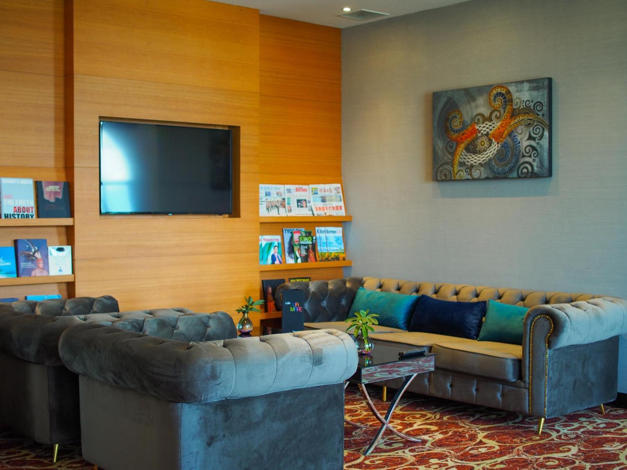 The Waterfront Hotel Kuching Eksteriør billede The lounge at Kilimanjaro International Airport