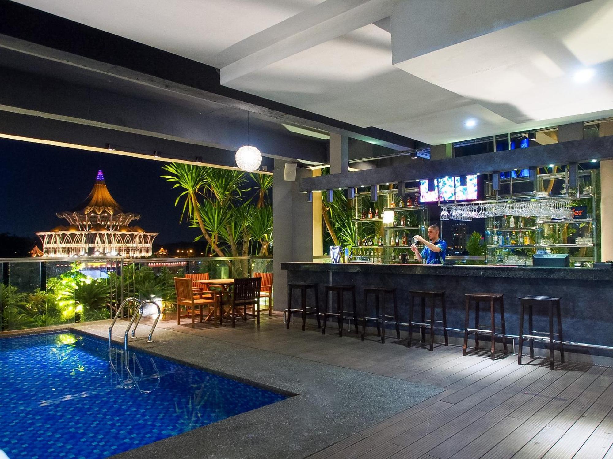 The Waterfront Hotel Kuching Eksteriør billede Sky Bar