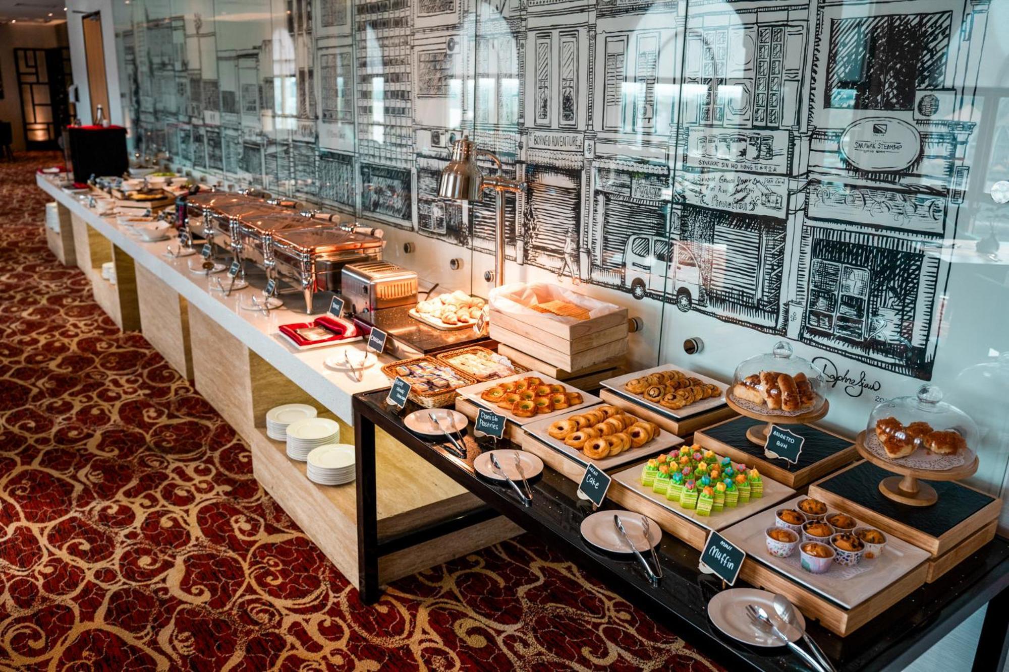 The Waterfront Hotel Kuching Eksteriør billede A buffet at a hotel