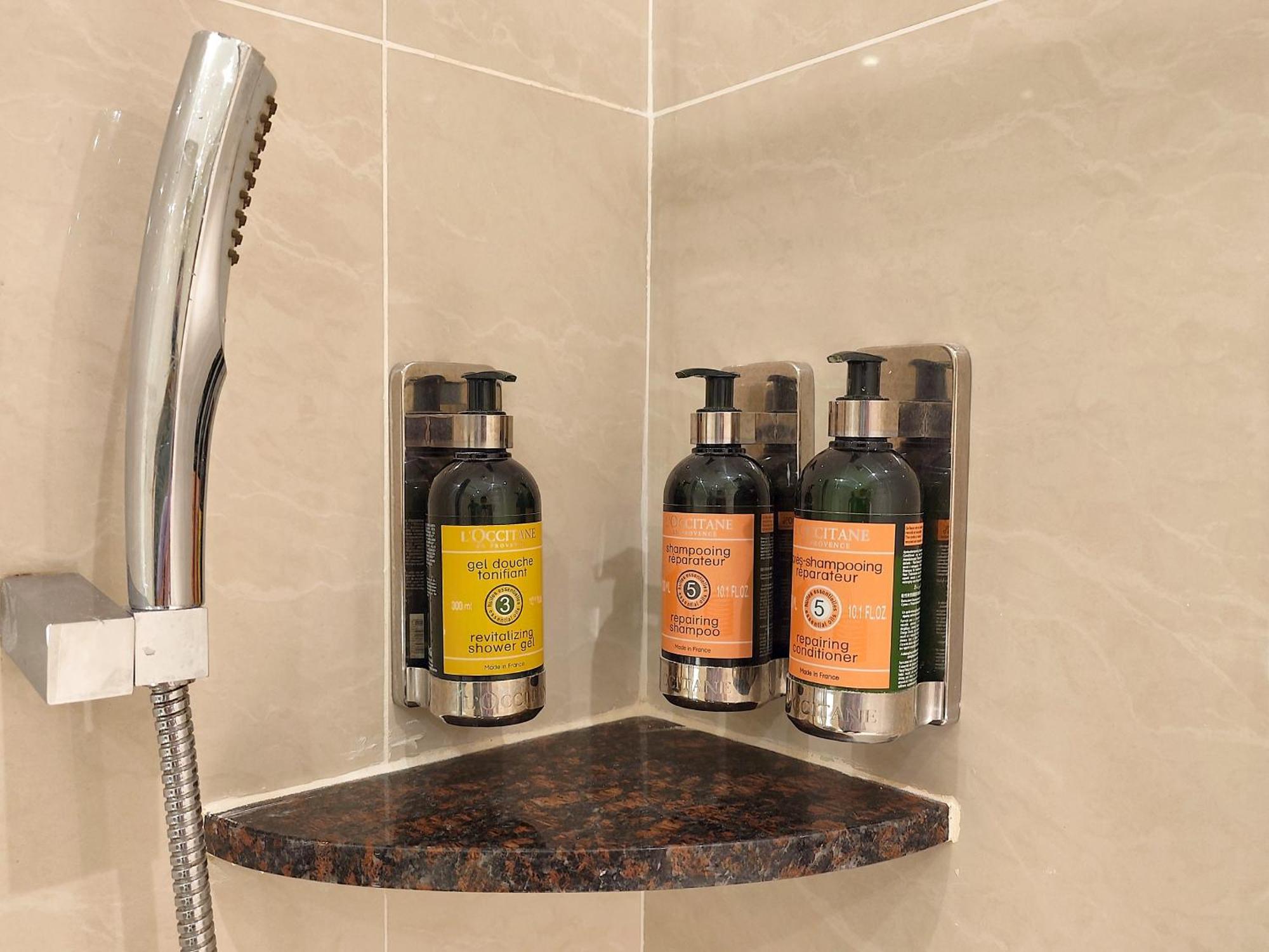 The Waterfront Hotel Kuching Eksteriør billede Shower gel