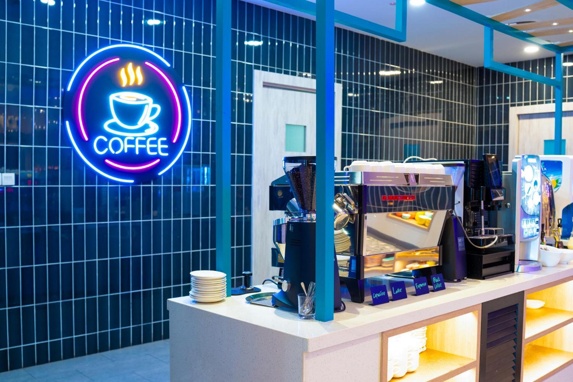 The Waterfront Hotel Kuching Eksteriør billede Coffee shop