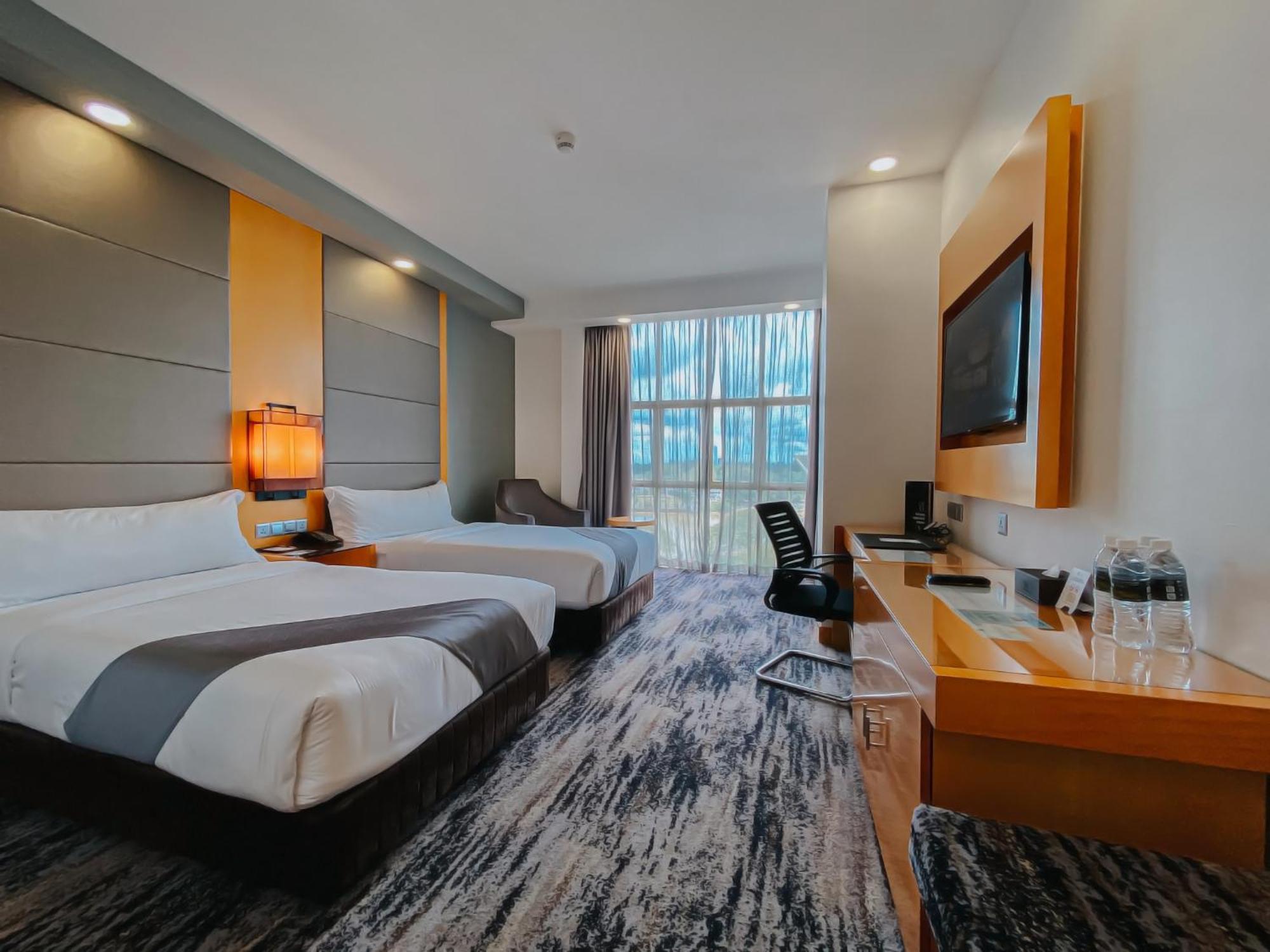 The Waterfront Hotel Kuching Eksteriør billede Deluxe Room