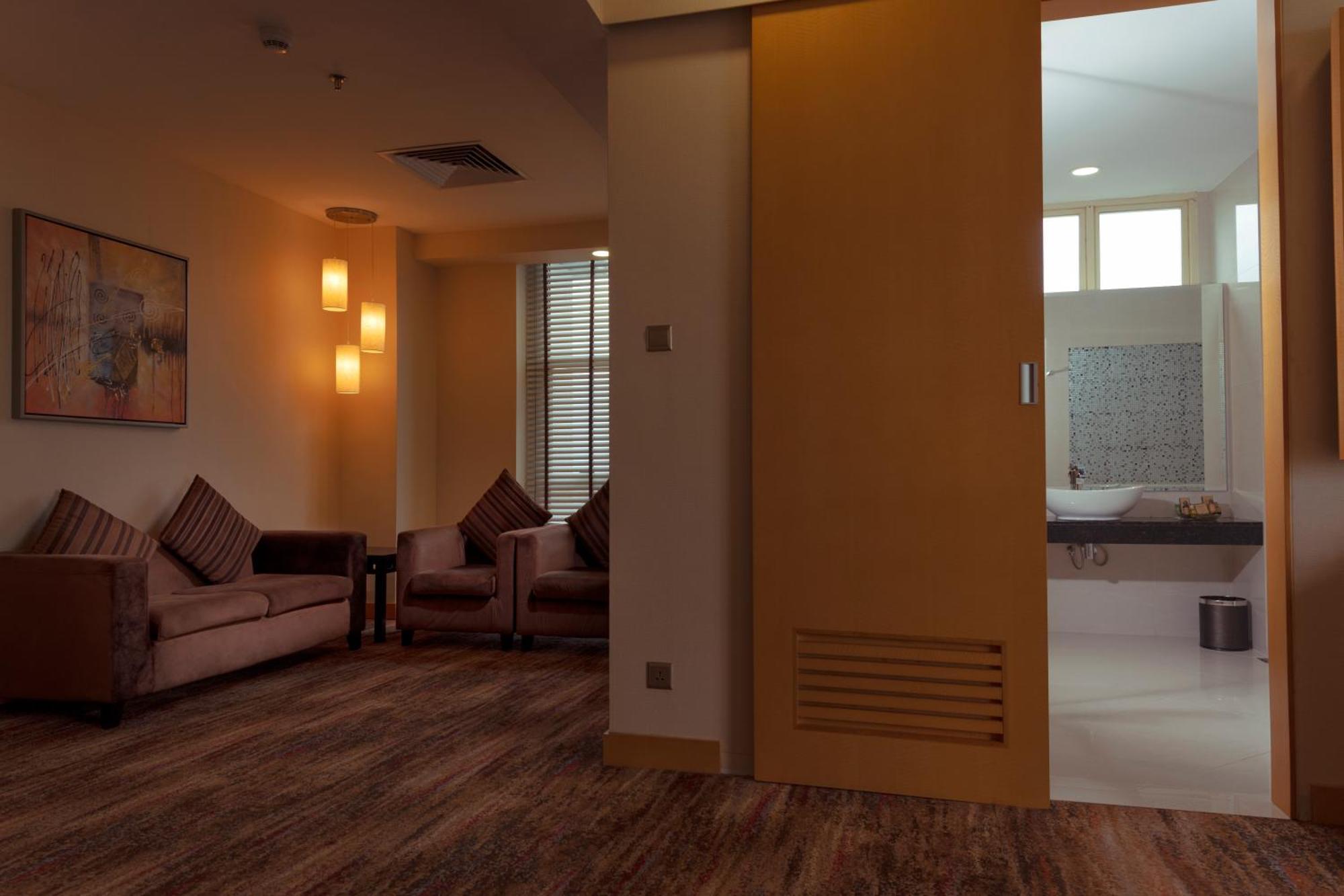 The Waterfront Hotel Kuching Eksteriør billede A suite at the hotel