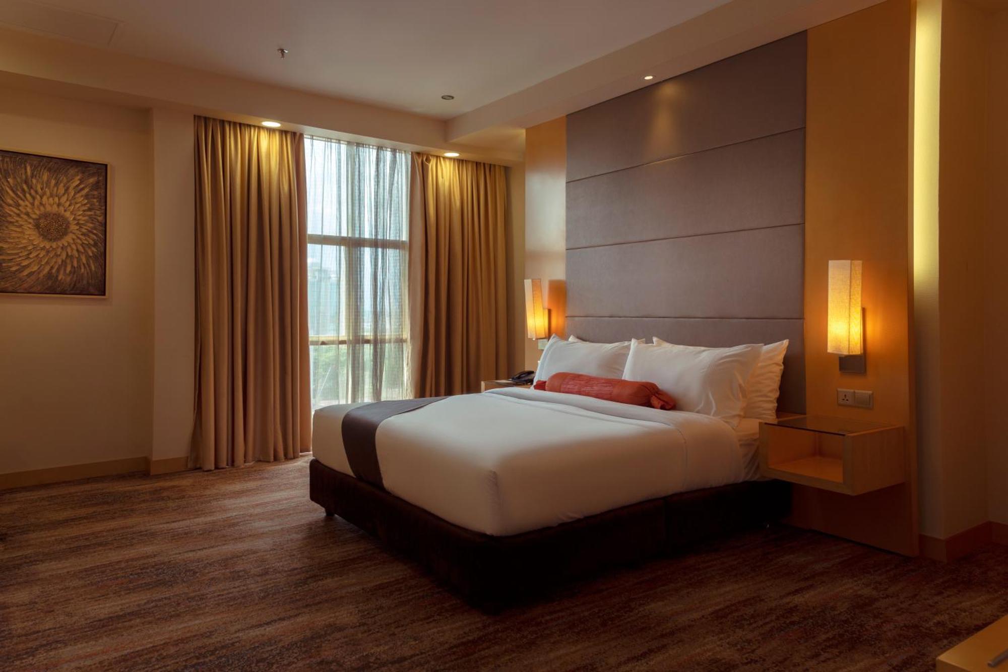 The Waterfront Hotel Kuching Eksteriør billede A bedroom at the hotel