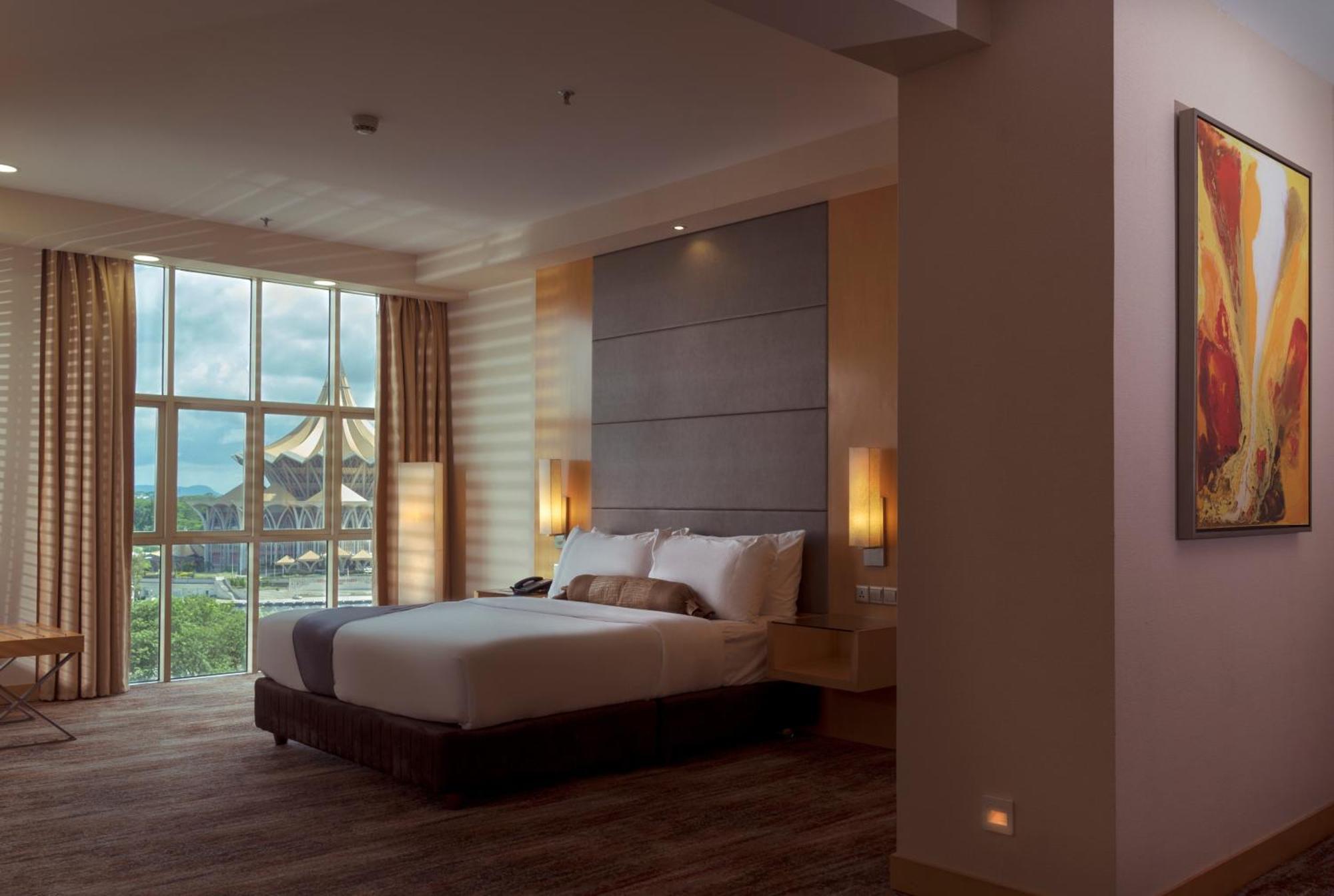 The Waterfront Hotel Kuching Eksteriør billede A bedroom at the hotel