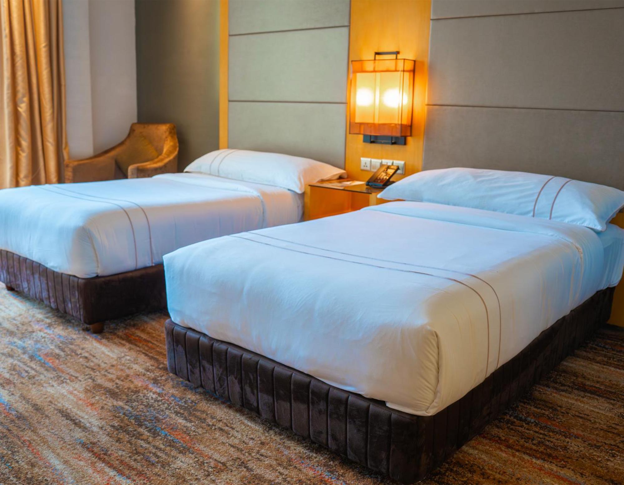 The Waterfront Hotel Kuching Eksteriør billede Two single beds