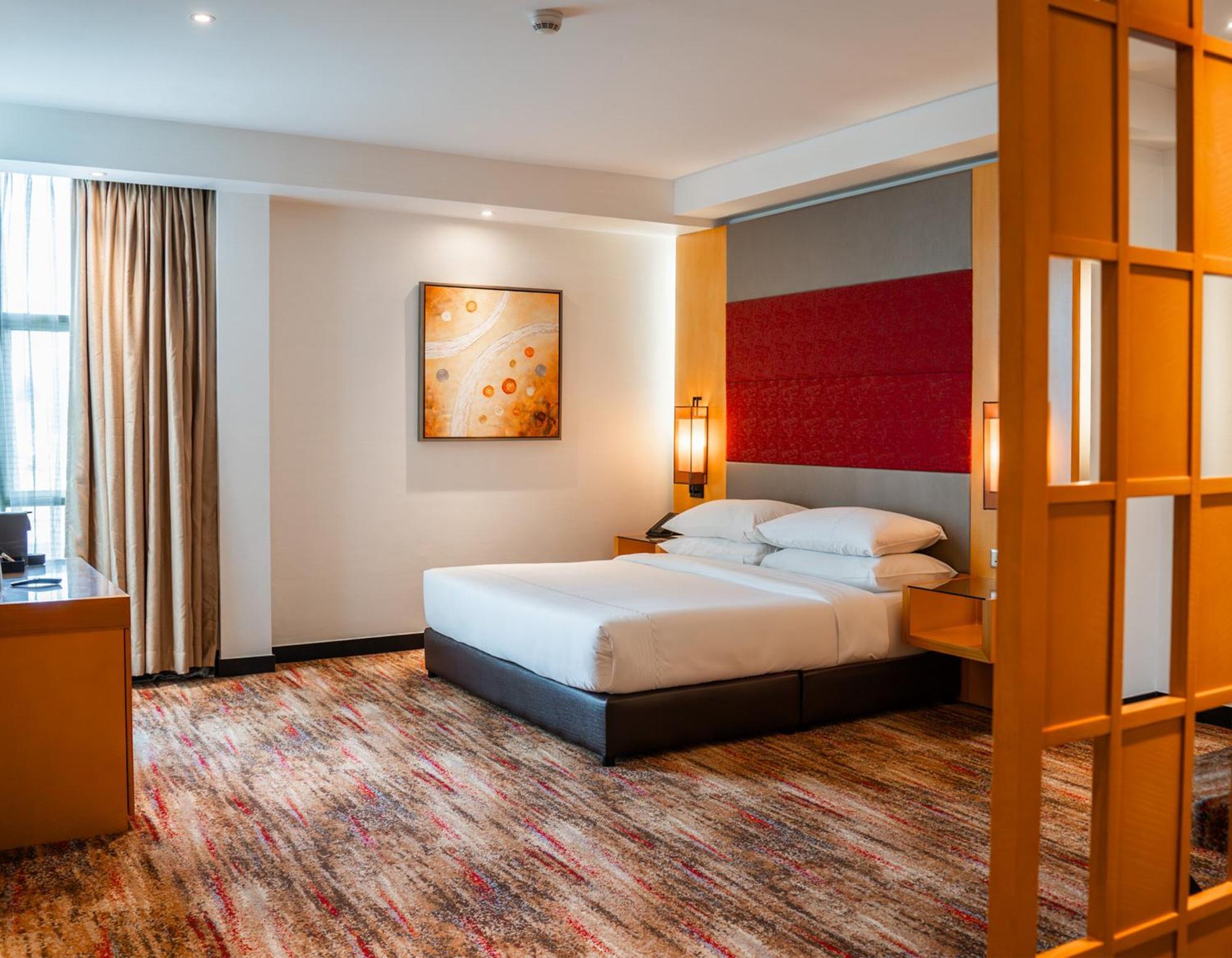 The Waterfront Hotel Kuching Eksteriør billede A bedroom at the hotel