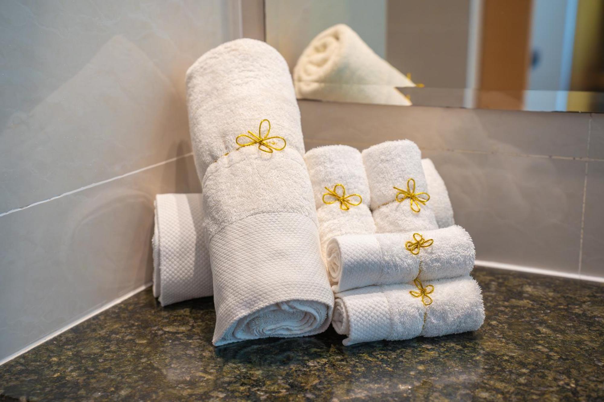 The Waterfront Hotel Kuching Eksteriør billede Bath towels