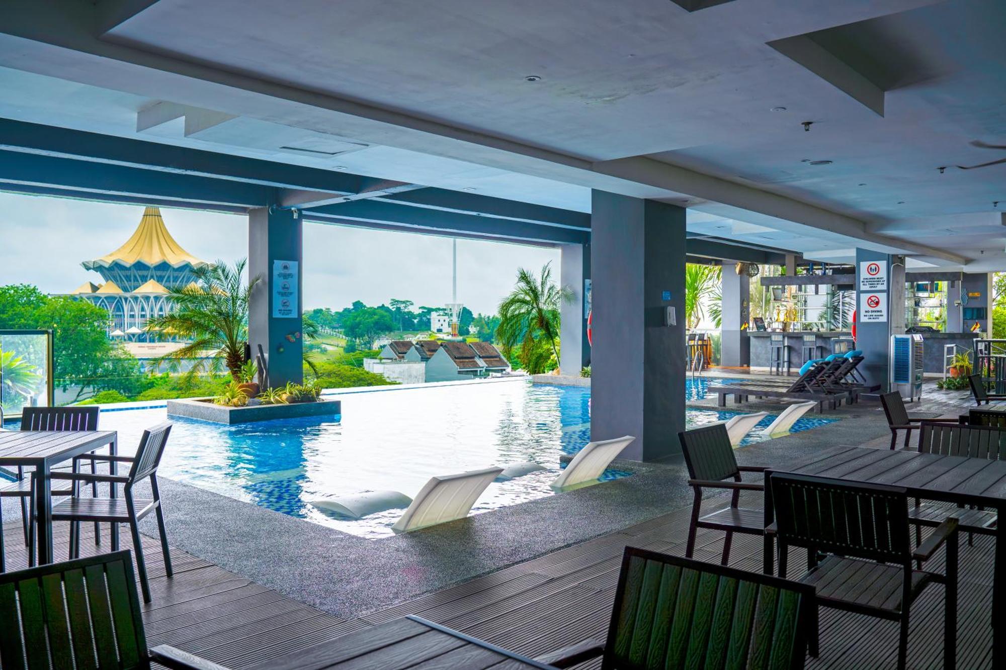 The Waterfront Hotel Kuching Eksteriør billede The pool at the hotel