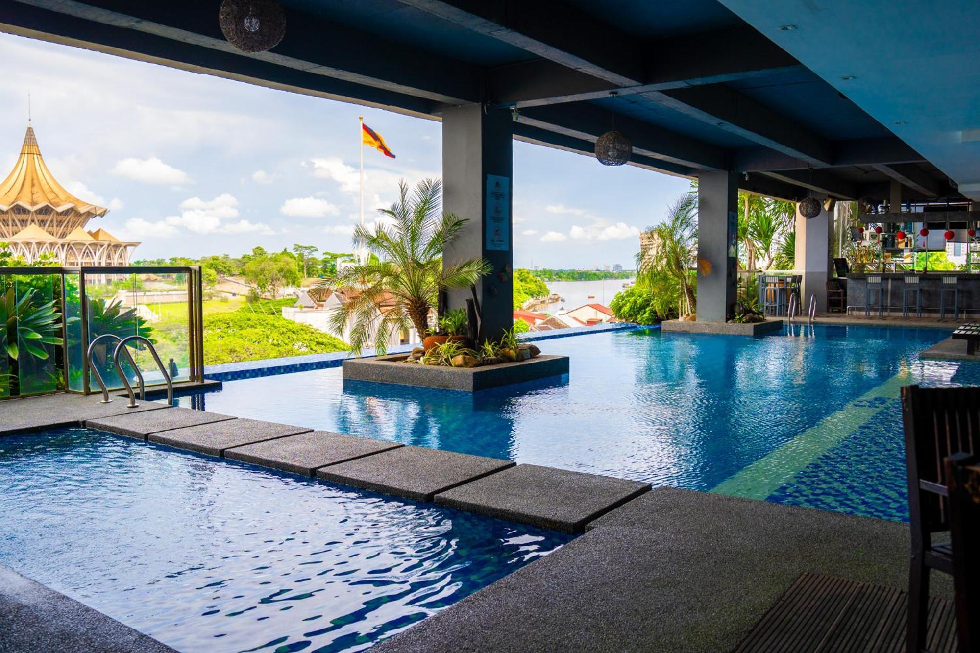 The Waterfront Hotel Kuching Eksteriør billede Infinity pool at the hotel