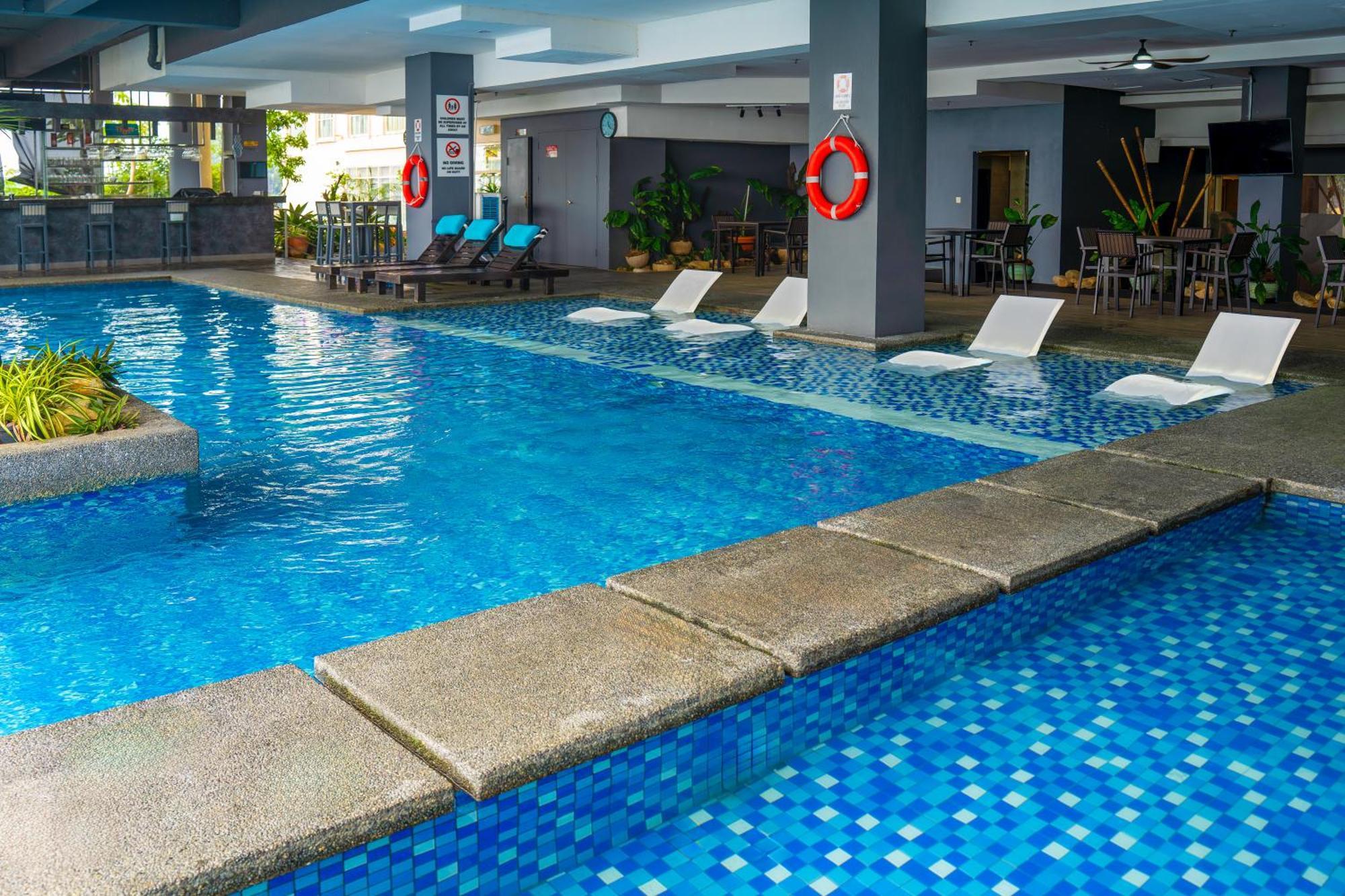 The Waterfront Hotel Kuching Eksteriør billede Swimming pool at the hotel