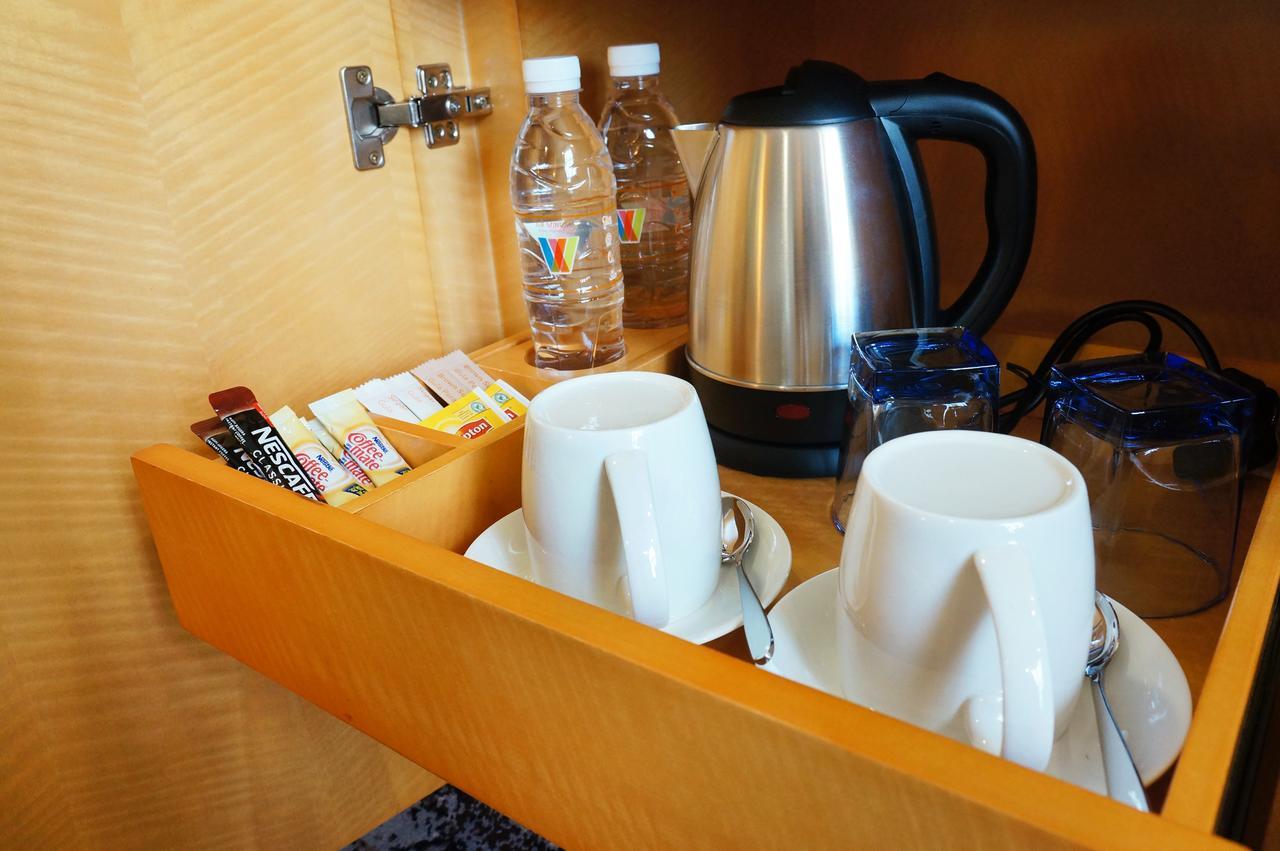 The Waterfront Hotel Kuching Eksteriør billede A kettle in a hotel room