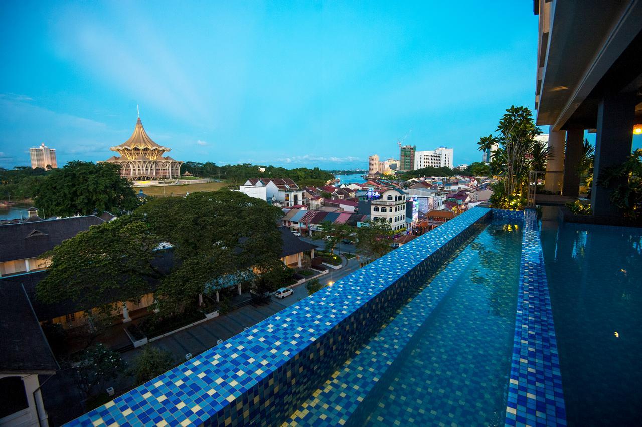 The Waterfront Hotel Kuching Eksteriør billede View of the Sultan Omar Ali Saiffuddin Mosque from the pool deck of the hotel