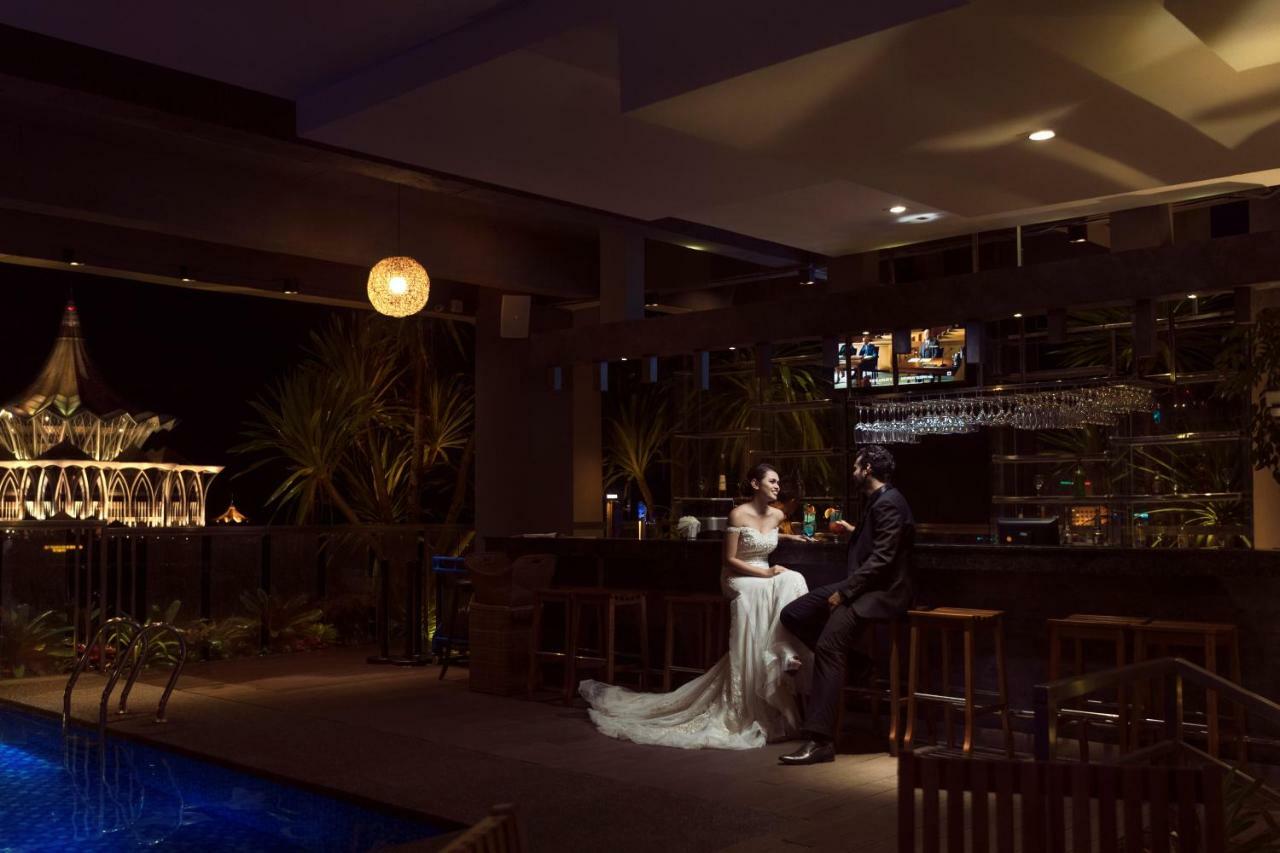 The Waterfront Hotel Kuching Eksteriør billede The bar at the hotel