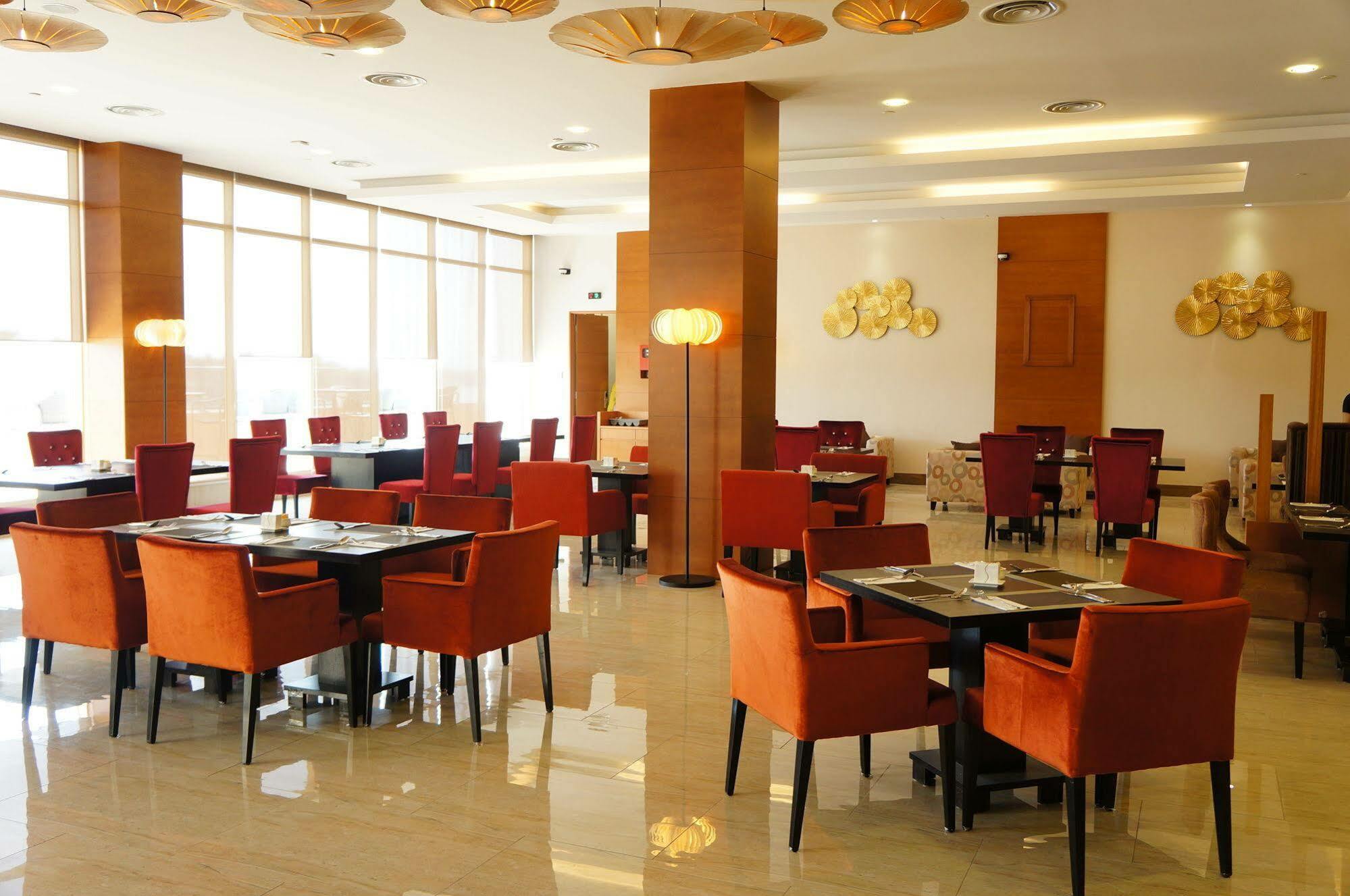 The Waterfront Hotel Kuching Eksteriør billede The restaurant
